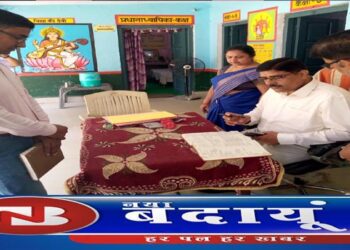 विद्यालय में बच्चों की संख्या कम देख खफा हो गये डीएम