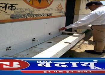 संविलयन विद्यालय में अव्यवस्थाएं देखकर नाराज हो गये डीएम 