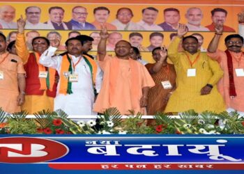 बदायूं से बोले सीएम योगी, वो युवाओं को तमंचा थमाते थे, हमने दिए टेबलेट 