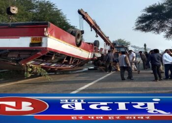 यूपी के बलरामपुर में बड़ा हादसा : पुल की रेलिंग तोड़कर बस खाई में गिरी, दो की मौत