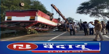 यूपी के बलरामपुर में बड़ा हादसा : पुल की रेलिंग तोड़कर बस खाई में गिरी, दो की मौत