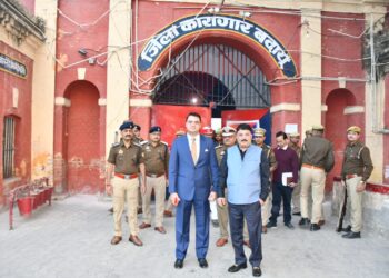 जिला कारागार में डीएम-एसएसपी ने परखीं व्यवस्थाएं