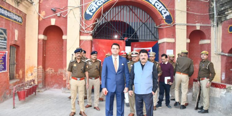 जिला कारागार में डीएम-एसएसपी ने परखीं व्यवस्थाएं