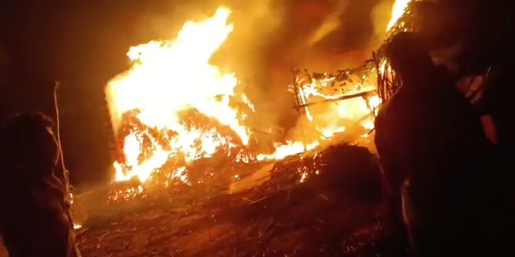 डिबरी से झोपड़ी नुमा घर में लगी आग, सामान जला