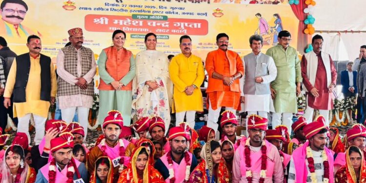 मुख्यमंत्री सामूहिक विवाह : 27 जोड़ों ने निकाह पढ़ा तो 290 नवदंपत्तियों ने लिये सात फेरे