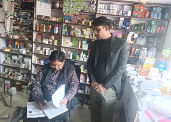 बिनावर में औषधि टीम ने कफ सीरप के भरे सैंपल