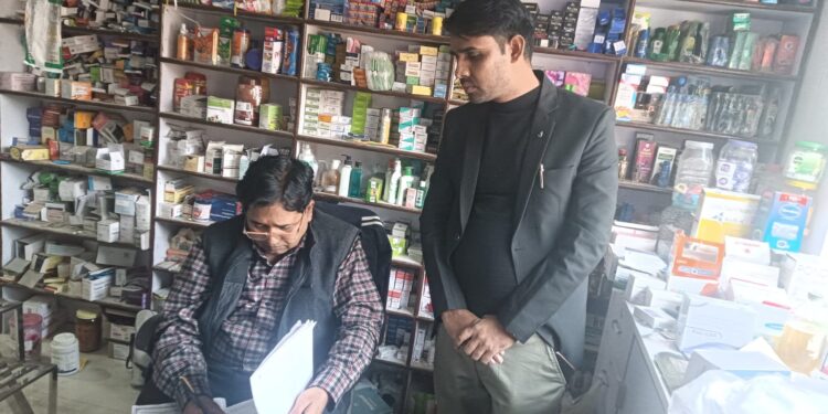 बिनावर में औषधि टीम ने कफ सीरप के भरे सैंपल