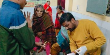 तिलहर में तीर्थ यात्रियों से भरी बस पलटी, दर्जनभर घायल