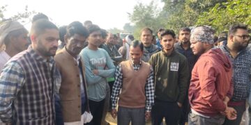 प्राइवेट स्कूल के पीछे पेड़ पर लटका मिला युवक का शव, हत्या की आशंका