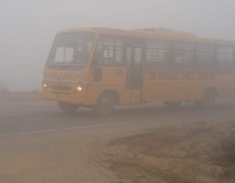 जनपद में हाईवे से लेकर सड़कों और गांव देहात तक कोहरा
