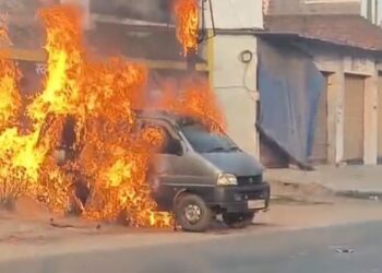 पीलीभीत में खड़े वाहन में बिजली लाइन की चिंगारी से लगी आग, धूं-धुंकर जली