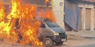 पीलीभीत में खड़े वाहन में बिजली लाइन की चिंगारी से लगी आग, धूं-धुंकर जली