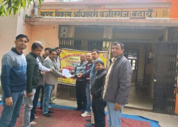 बदायूं में ऑनलाइन हाजरी सहित मांगों के खिलाफ ब्लाकों पर सचिवों का विरोध-प्रदर्शन