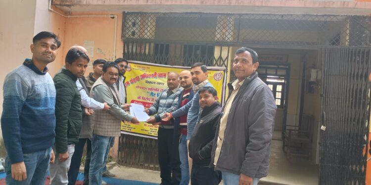 बदायूं में ऑनलाइन हाजरी सहित मांगों के खिलाफ ब्लाकों पर सचिवों का विरोध-प्रदर्शन