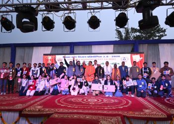 शिखर विज़्डम क्वेस्ट 3.0-2026 परीक्षा के विजेताओं को कॉरियर के साथ मिले लैपटाप-टैबलेट और पुरुस्कार