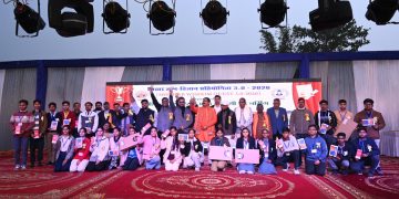 शिखर विज़्डम क्वेस्ट 3.0-2026 परीक्षा के विजेताओं को कॉरियर के साथ मिले लैपटाप-टैबलेट और पुरुस्कार