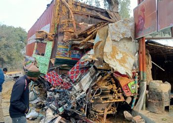 बदायूं : एमएफ हाईवे पर कंटेनर और ट्रैक्टर-ट्राला की टक्कर, चालक की मौत