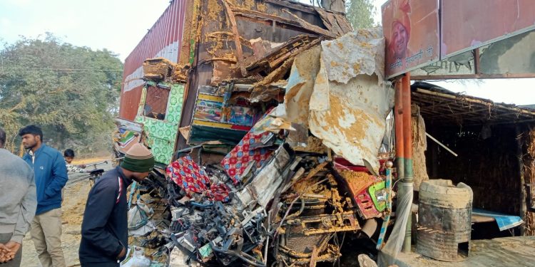 बदायूं : एमएफ हाईवे पर कंटेनर और ट्रैक्टर-ट्राला की टक्कर, चालक की मौत