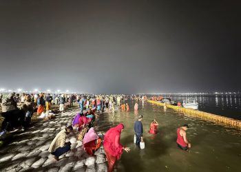 प्रयागराज : त्रिवेणी संगम पर माघ मेला में श्रद्धालुओं ने लगाई आस्था की डुबकी