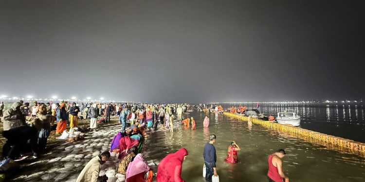 प्रयागराज : त्रिवेणी संगम पर माघ मेला में श्रद्धालुओं ने लगाई आस्था की डुबकी