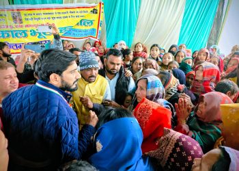 सांसद आदित्य यादव ने सुनी जनसमस्याएं : बिसौली में 11 दिन से चल रहा ग्रामीणों का अनशन समाप्त कराया