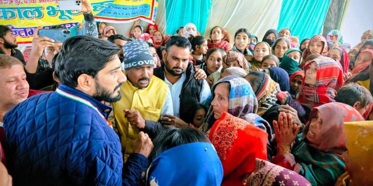 सांसद आदित्य यादव ने सुनी जनसमस्याएं : बिसौली में 11 दिन से चल रहा ग्रामीणों का अनशन समाप्त कराया