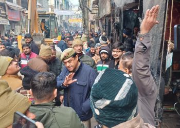 अतिक्रमण हटाओ अभियान में पक्षपात का आरोप, व्यापारियों का भारी हंगामा