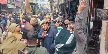 अतिक्रमण हटाओ अभियान में पक्षपात का आरोप, व्यापारियों का भारी हंगामा