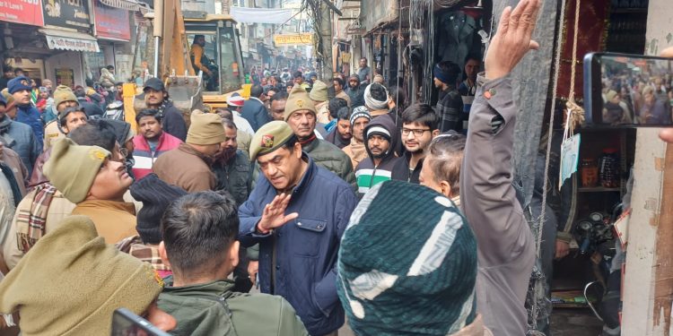 अतिक्रमण हटाओ अभियान में पक्षपात का आरोप, व्यापारियों का भारी हंगामा