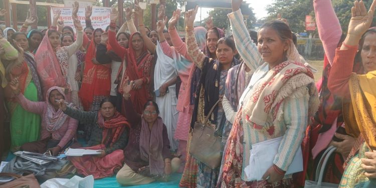 आशा कर्मियों की हड़ताल 27वें दिन जारी, सरकार को चेतावनी