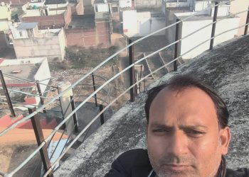 पेयजल संकट: समाधान न होने पर पानी की टंकी पर चढ़े सभासद, विभाग में मचा हड़कंप