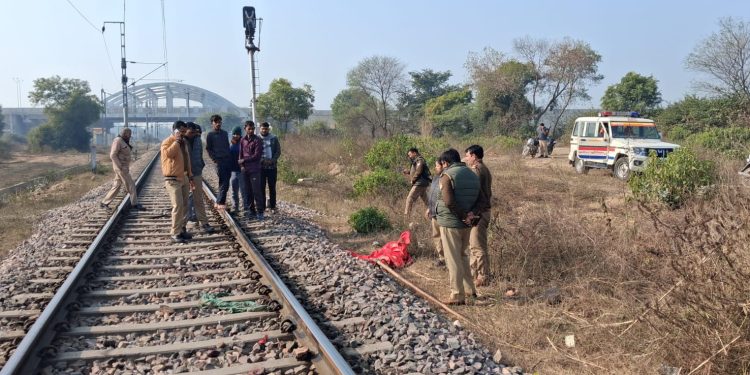 शौच को गई महिला ने ट्रेन से कटकर दी जान, पुलिस ने शव को पोस्टमार्टम को भेजा