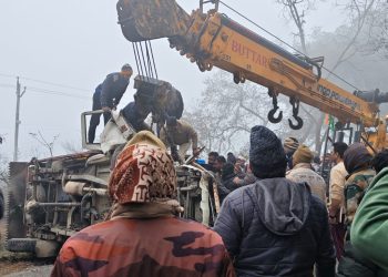 आमने-सामने भिड़ीं दो पिकअप, केबिन काटकर निकाले गए घायल चालक