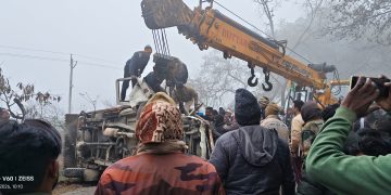 आमने-सामने भिड़ीं दो पिकअप, केबिन काटकर निकाले गए घायल चालक