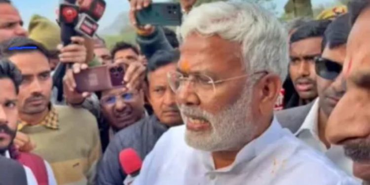 सड़कों की बदहाली पर फूटा गुस्सा, विधायक ने रोका कैबिनेट मंत्री का काफिला