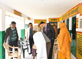 निर्वाचक नामावलियों का विशेष प्रगाढ़ पुनरीक्षण (एसआईआर) कार्यक्रम चलाया, डीएम बूथ पर पहुंचे