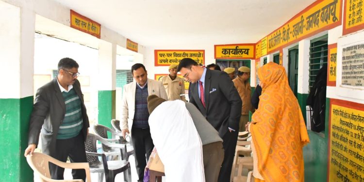 निर्वाचक नामावलियों का विशेष प्रगाढ़ पुनरीक्षण (एसआईआर) कार्यक्रम चलाया, डीएम बूथ पर पहुंचे