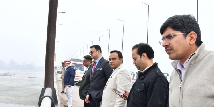 माघ मेला : प्रशासन चौकन्ना, रूट डायवर्जन लागू, डीएम अवनीश राय ने कछला गंगा घाट पर परखीं व्यवस्थाएं