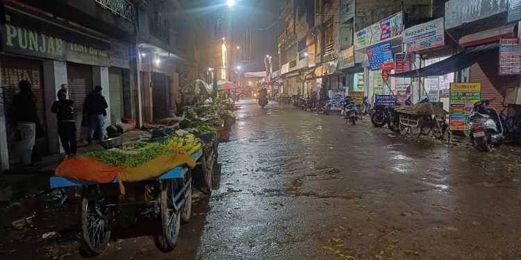 Badaun: रात भर बारिश और ओलावृष्टि के बाद मौसम साफ