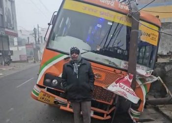 कोहरा में हादसा : बदायूं में बिजली का खंभा तोड़कर नाले में घुसी रोडवेज बस