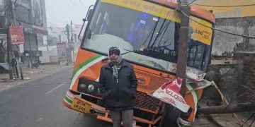 कोहरा में हादसा : बदायूं में बिजली का खंभा तोड़कर नाले में घुसी रोडवेज बस