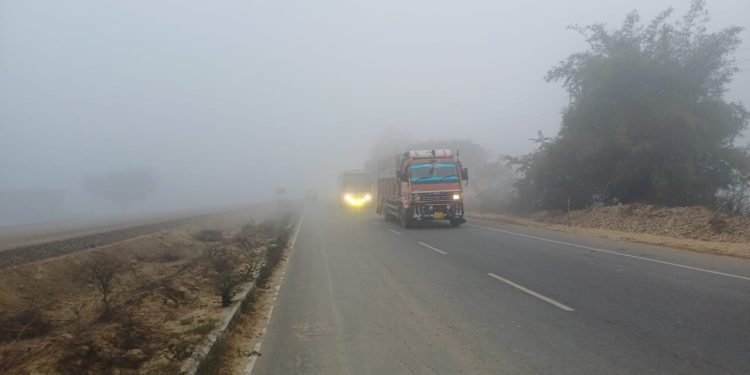 बदायूं में कुदरत का कहर: शून्य दृश्यता और कड़ाके की ठंड से जनजीवन अस्त-व्यस्त, दो दिन स्कूल बंद