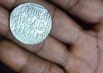 यूपी के बदायूं में टीले की खुदाई मे निकला खजाना, तुगलक कालीन चांदी सिक्के की मची लूट