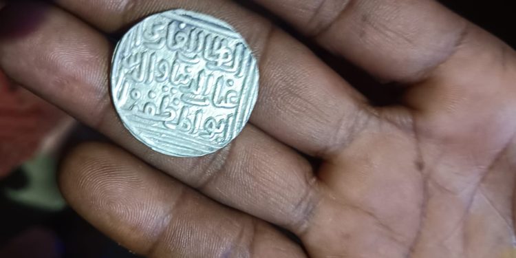 यूपी के बदायूं में टीले की खुदाई मे निकला खजाना, तुगलक कालीन चांदी सिक्के की मची लूट