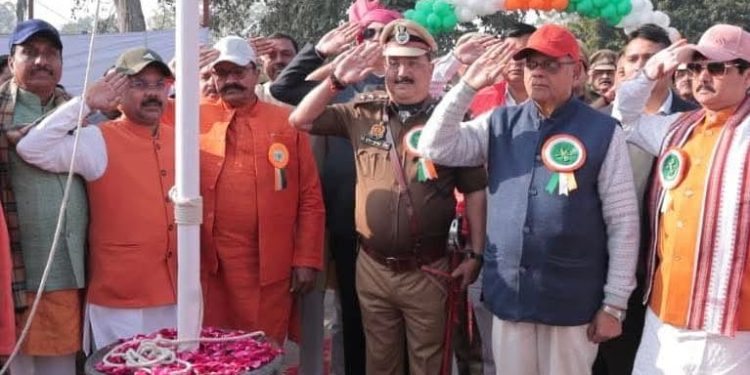 बदायूं में धूमधाम से मनाया 77वां गणतंत्र दिवस, जगह-जगह ध्वजारोहण
