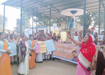 धरनारत आशाओं ने निकाला मार्च, खून से लिखेंगी पीएम-सीएम को खत