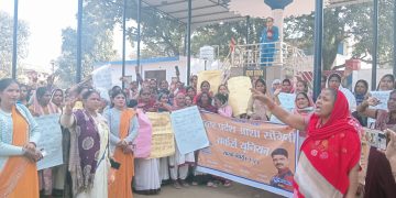 धरनारत आशाओं ने निकाला मार्च, खून से लिखेंगी पीएम-सीएम को खत