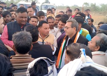 सांड हमलाकर दो घंटे तक सीने पर बैठने से महिला की मौत, कांग्रेस जिलाध्यक्ष धरना पर बैठे और अधिकारियों पर हत्या का मुकदमा दर्ज कराने की मांग…