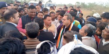 सांड हमलाकर दो घंटे तक सीने पर बैठने से महिला की मौत, कांग्रेस जिलाध्यक्ष धरना पर बैठे और अधिकारियों पर हत्या का मुकदमा दर्ज कराने की मांग…