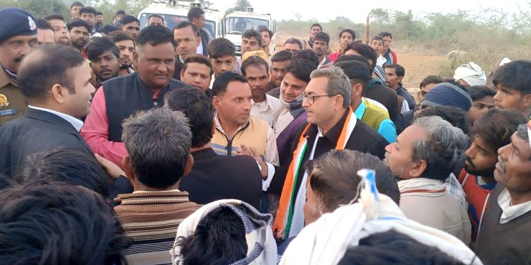 सांड हमलाकर दो घंटे तक सीने पर बैठने से महिला की मौत, कांग्रेस जिलाध्यक्ष धरना पर बैठे और अधिकारियों पर हत्या का मुकदमा दर्ज कराने की मांग…